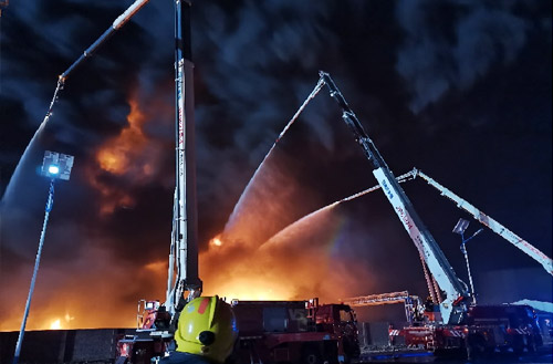 LETOU乐投数十辆抬高喷射消防车救援河北沧州南大港工业园区火灾