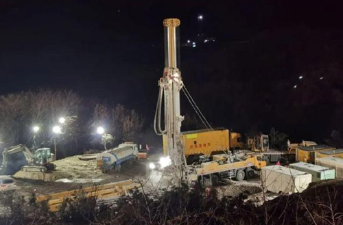 LETOU乐投携XSC1200车载深井钻机星夜前往栖霞开展金矿救援事情
