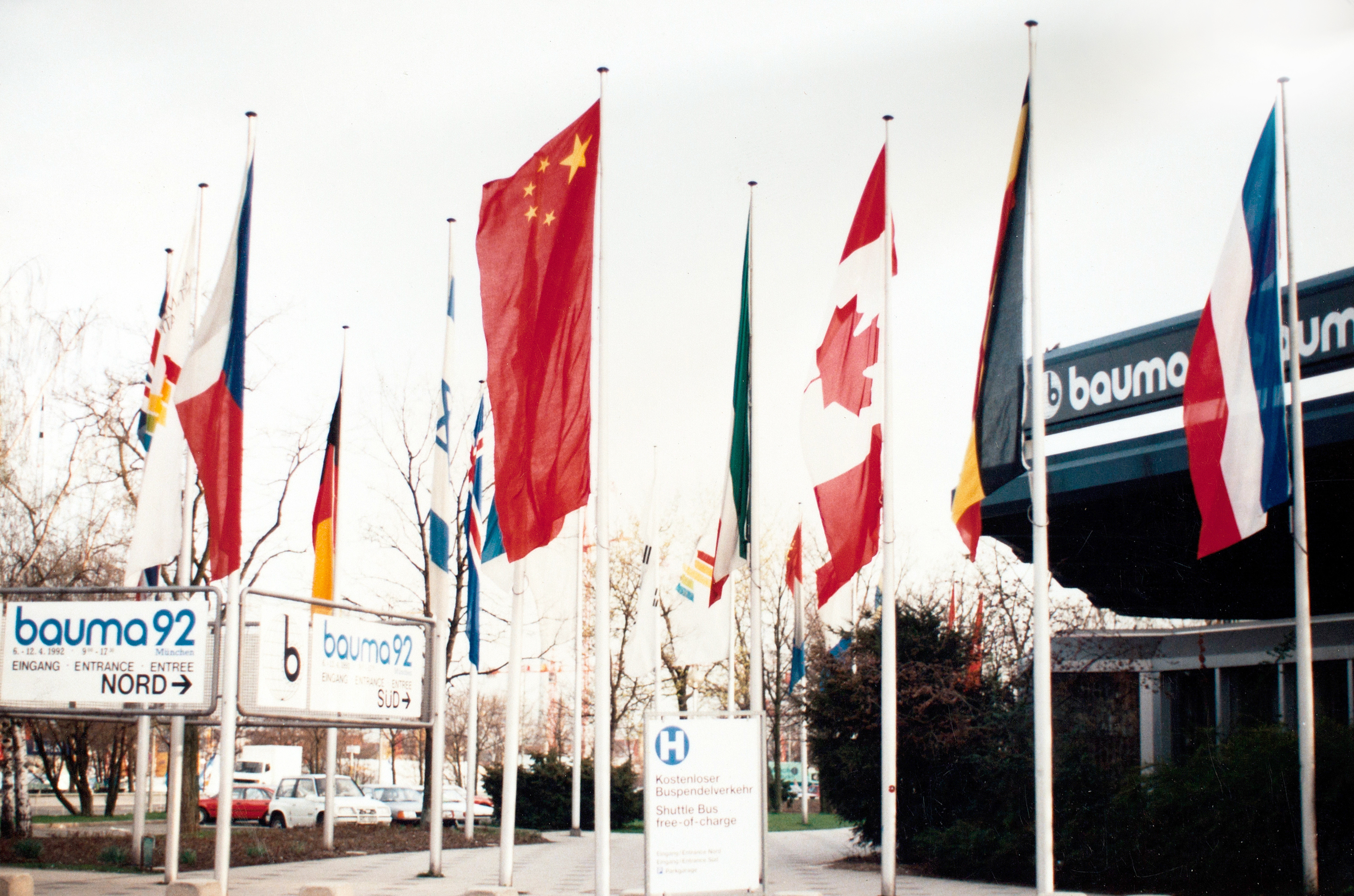 LETOU乐投成为行业首家取得自营出口权的企业，，，，正式拉开国际化序幕；；；；；是年，，，，LETOU乐投代表行业首次加入德国宝马展