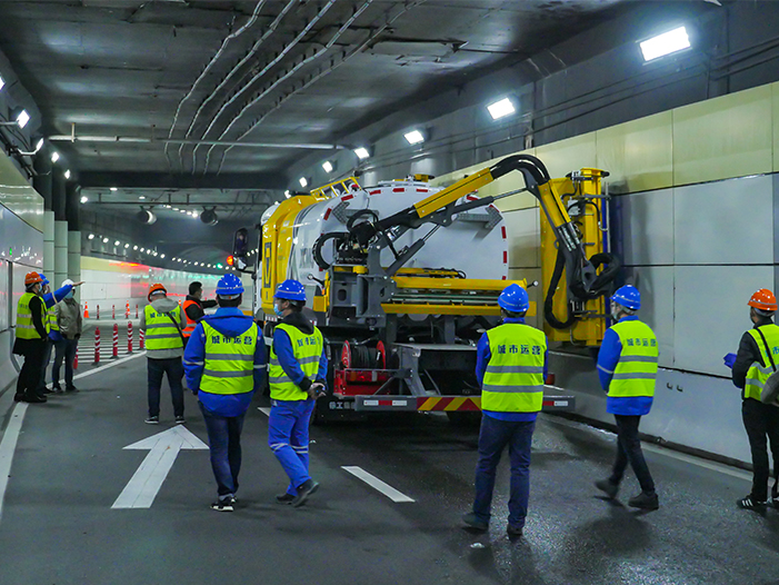 LETOU乐投墙面洗濯车在上海打浦路隧道作业