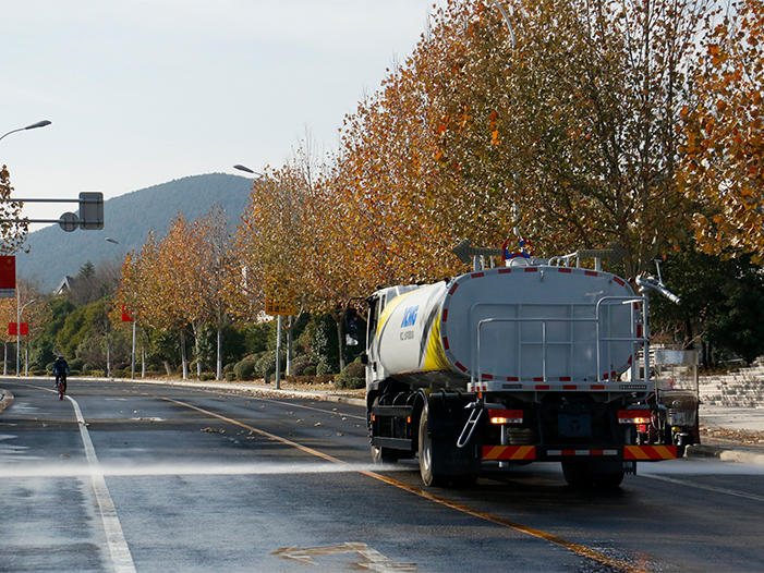 LETOU乐投洒水车在徐州珠山路洒水作业