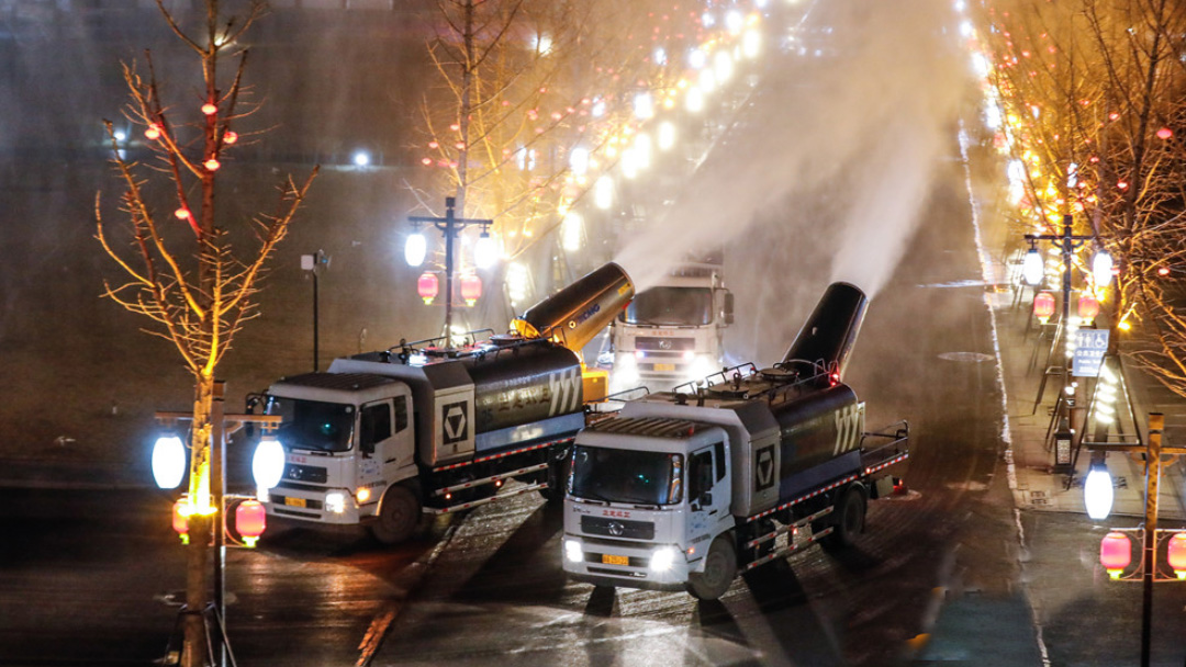 LETOU乐投多功效抑尘车在河北正定喷洒消毒液