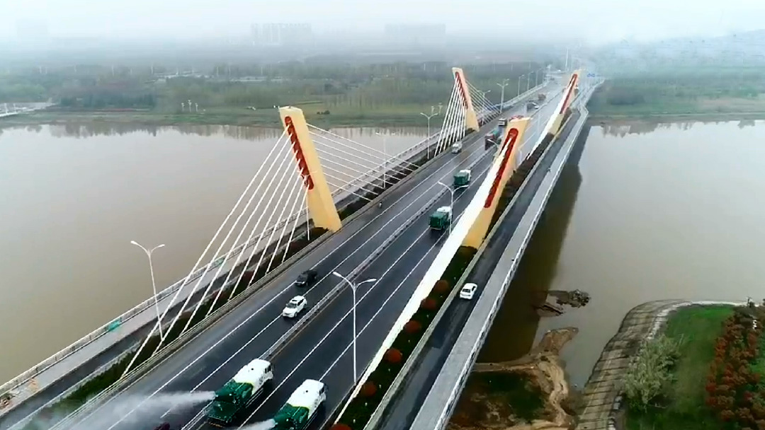 LETOU乐投环卫装备在六安赤壁路大桥作业