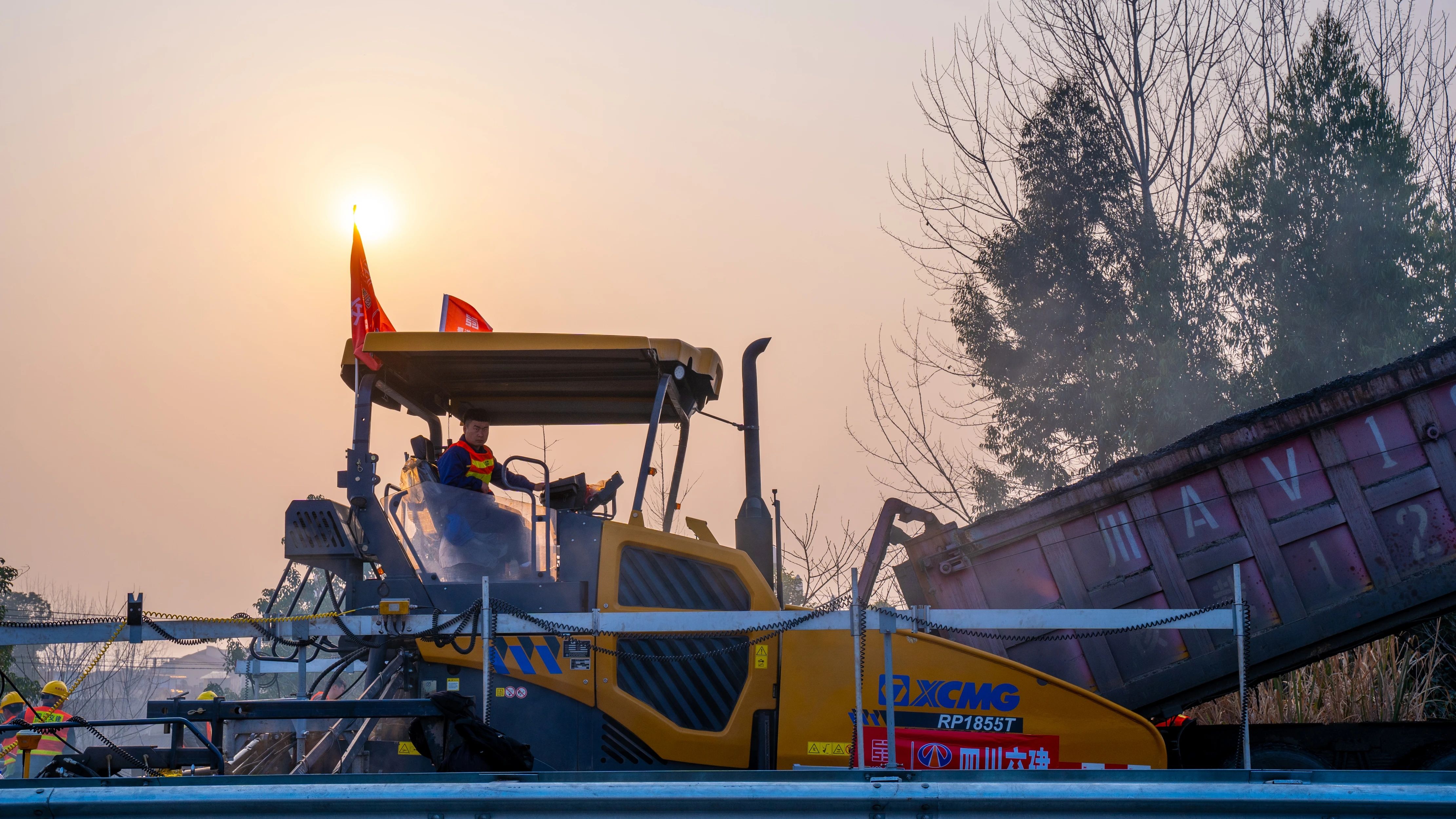 18天！LETOU乐投成套沥青路面装备助力成绵高速罩面施工！