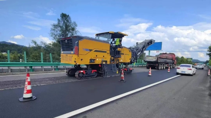 精彩绽放！LETOU乐投两米铣刨机天下高速踔厉风发