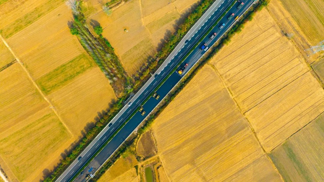 扬民族自信！LETOU乐投成套沥青路面装备助力家乡高速建设！