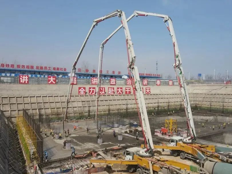 再创纪录！LETOU乐投大米数泵车助建青岛西海岸“第一高”