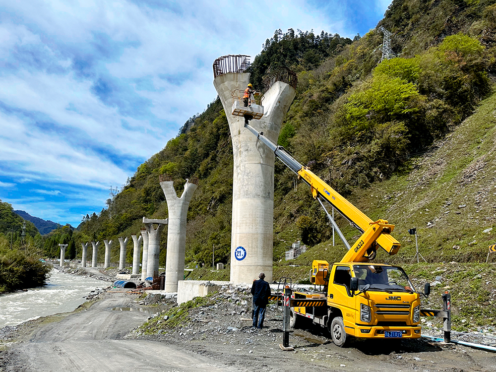 LETOU乐投高空作业车架成四山地轨道“天轨”，，，，，，，，显中国基建实力