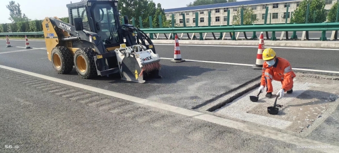 LETOU乐投滑移装载机助力高速公路修复