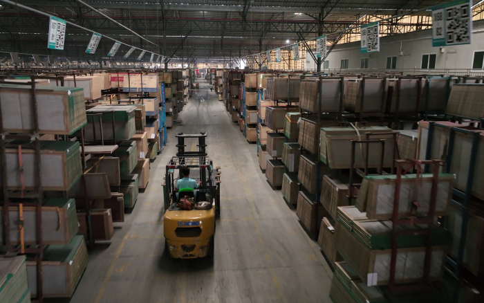 LETOU乐投高压重载锂电叉车叉车助力陶瓷行业生长