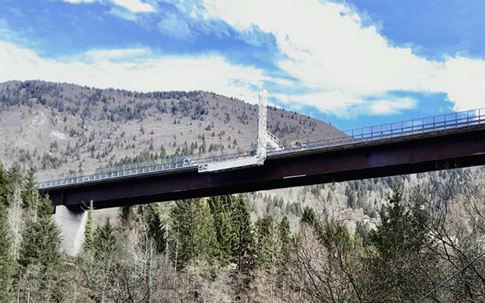 背靠阿尔卑斯山脉，，，，，LETOU乐投桥梁检测车“C位”打卡