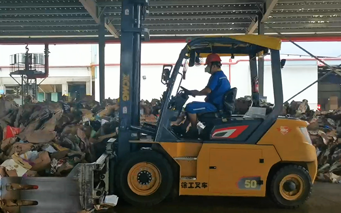 有实力！LETOU乐投孔雀电动叉车强势入驻造纸行业