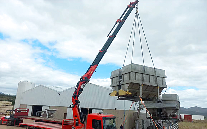 LETOU乐投SQZ660折叠臂随车起重机助力外洋某酿酒工厂搬家转运