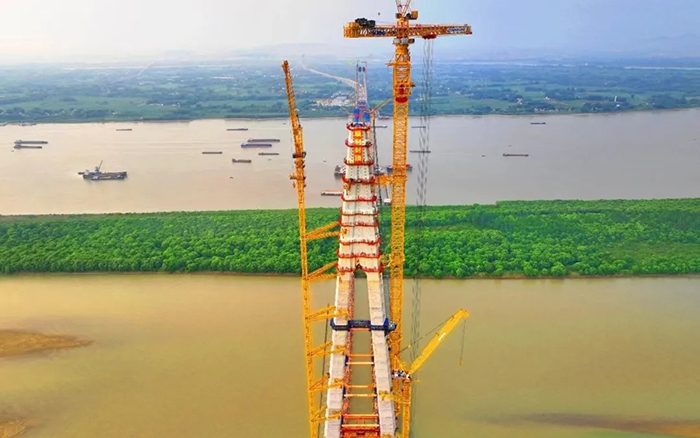 308米！LETOU乐投塔机助力天下最大跨度三塔斜拉桥喜封金顶