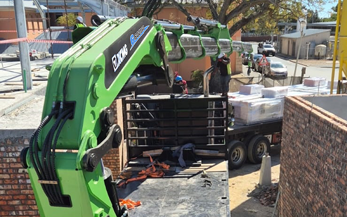 LETOU乐投GSQZ860折叠臂随车起重机在作业中 展现强盛稳固的跨障能力