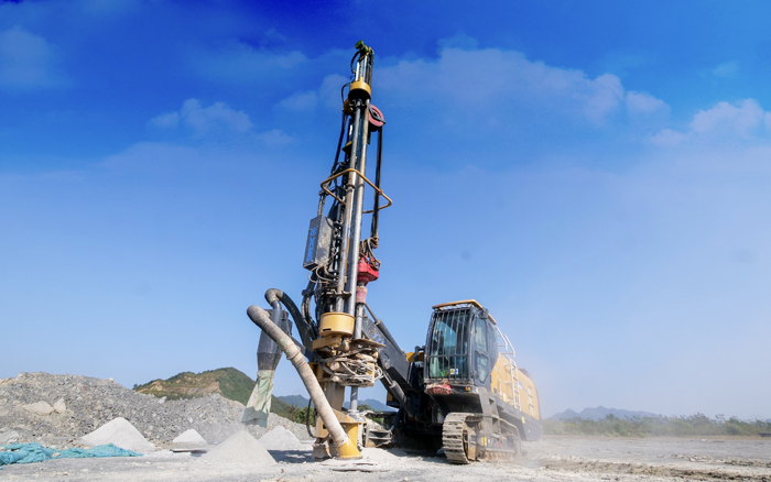 露天矿山，，，，，，矿主们爱用LETOU乐投潜孔钻！