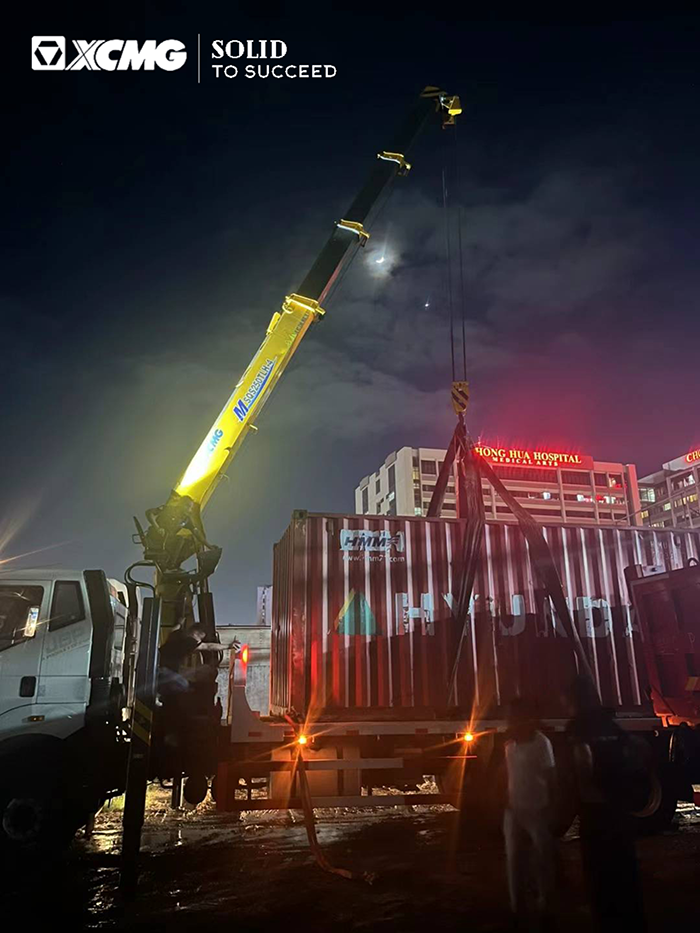 LETOU乐投随车起重机在东南亚精彩完成集装箱转运施工