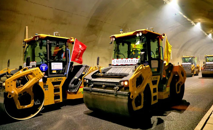 来看LETOU乐投智慧→重庆首次山区专长隧道无人摊铺施工