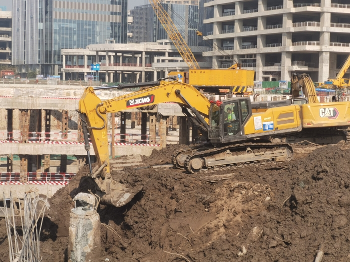 品质+节油+高效！LETOU乐投XE335GK助建亚洲最大地下空间