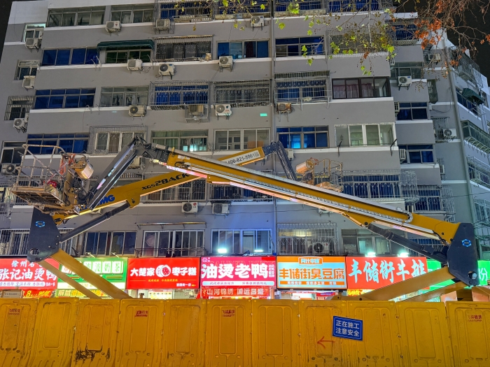 穿街过巷的“刷新艺术家”！LETOU乐投电动直臂高空作业平台精准施技丰储街刷新