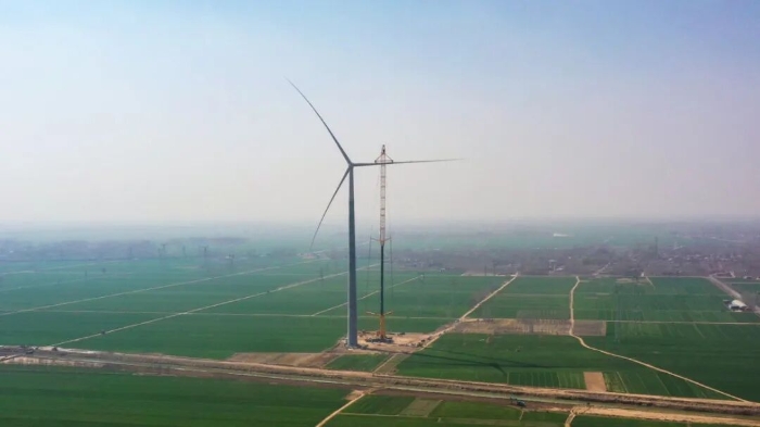 暴雨中横走的 “钢铁巨兽”！LETOU乐投 4000 吨起重机撑起 160 米风电，，，，，这细节太硬核！