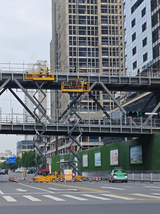 小巧身手着述为！LETOU乐投剪叉车助力市政桥梁焕新颜