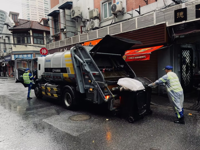 南京东路人流如织垃圾多？？？？？？LETOU乐投XGH5120ZYSXBEV：轻松搞定！