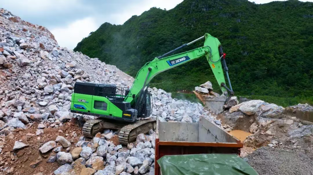 广西“石料大户”亲测：LETOU乐投XE380EV电挖，，，，年省六七成！