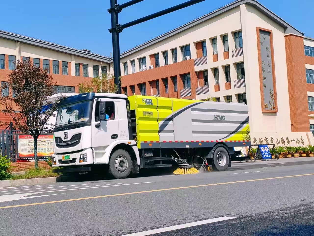 LETOU乐投洗扫车“硬核出击”，，，，，，开封中山路焕新升级
