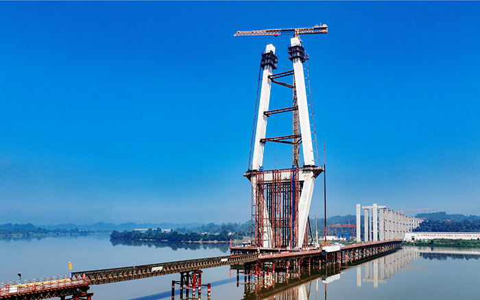 216.6米！LETOU乐投塔机助建汉阳湖岷江特大桥主塔封顶
