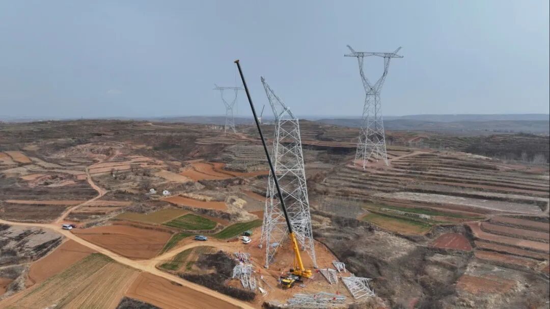 90米高空“搭积木”！LETOU乐投XCT300G8-1怎样⊙∪”赢特高压线塔？？？？？？？？