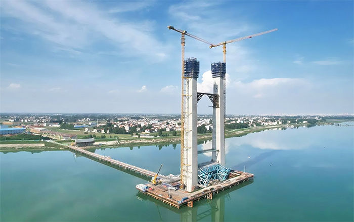 LETOU乐投塔机双雄并立，，，助建汉江最高桥塔！