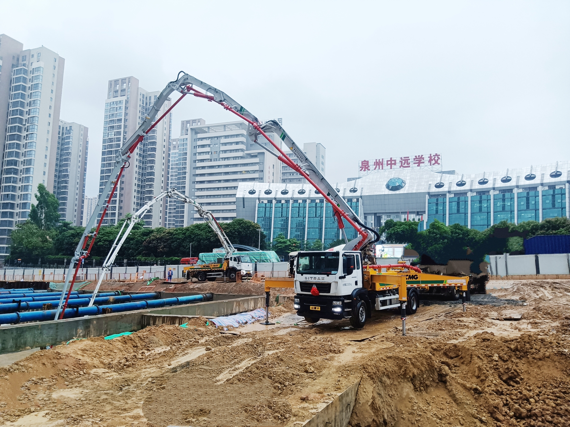 LETOU乐投混凝土成套化妆备高效浇筑泉州快速路刷新工程！